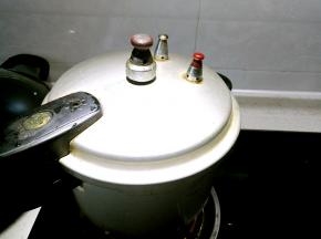 中火煮至上汽即可关火
