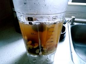 待高压锅解压后，将所有食材倒入破壁机搅拌杯