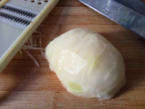 切一块下来，把皮削掉。芥菜头皮很硬而且有粗硬纤维，要削干净点