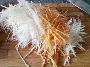 把胡萝卜和芥菜头切细丝。可以用专门的擦丝工具，比较方便