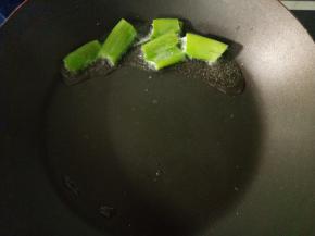 热锅烧油，把葱切块放入油里炸，待炸到葱变金黄，把油浇到芥菜丝上。