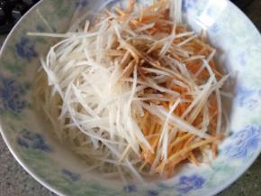 放入一个碗里，加入上面提到的所有调料