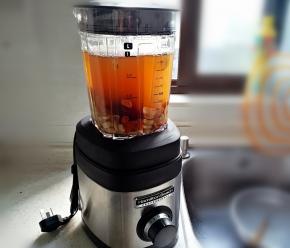 将搅拌杯放上破壁机底座上