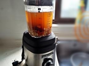 将搅拌杯放上破壁机底座上