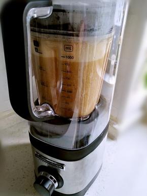 套上静音罩，插上电源