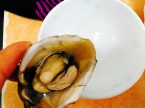打开牡蛎，里面的汁倒出备用