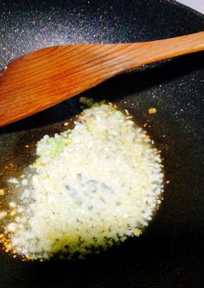 蒜末，姜末，葱白末爆香