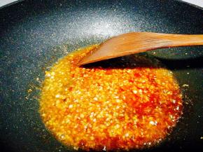 后陆续加入蚝油，甜辣酱，番茄酱，清水