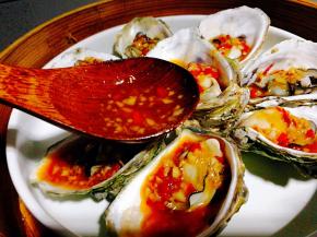 用汤勺一个个淋上去