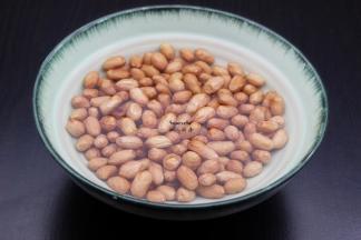 花生仁浸泡30分钟，或花生皮起皱即可；PS：冬天1小时