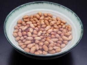 花生仁浸泡30分钟，或花生皮起皱即可；PS：冬天1小时