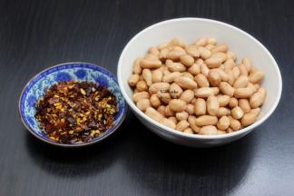 准备好花生仁、干辣椒粉、辣椒、花椒、白砂糖、椒盐等食材；PS：如果有壳的花生，去壳；