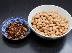 准备好花生仁、干辣椒粉、辣椒、花椒、白砂糖、椒盐等食材；PS：如果有壳的花生，去壳；