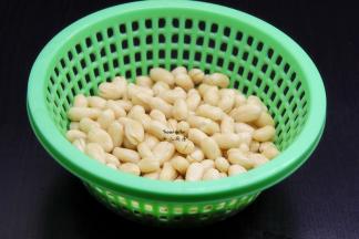 把花生皮去掉，洗净，沥干水分；