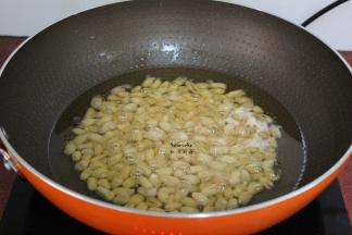 油温180度左右，倒入花生；炸至金黄色，中间翻转一次，捞出；