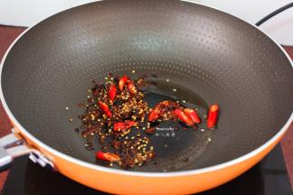 锅中留少许油，放入干辣椒粉、辣椒、花椒、小火煸香；