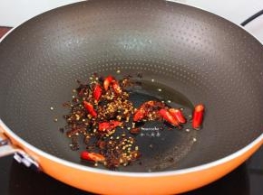 锅中留少许油，放入干辣椒粉、辣椒、花椒、小火煸香；