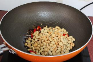 把控干油的花生米倒入；