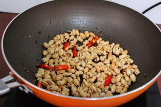 放椒盐、白砂糖炒均溶解即可。