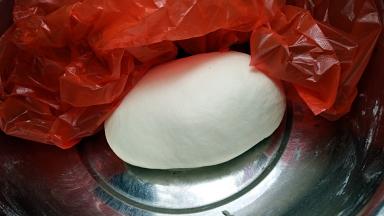 面粉加入适量清水，揉成软硬适中的面团，盖上保鲜袋醒发10分钟。