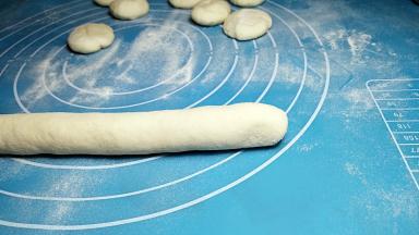 面团取出排气，搓成长条。