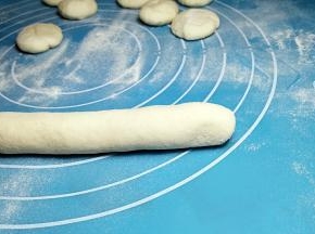 面团取出排气，搓成长条。