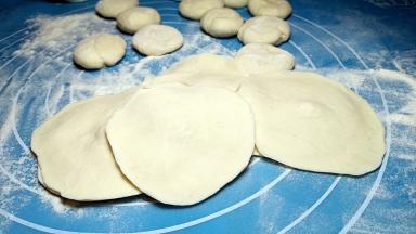 擀成中间略厚的饺子皮。