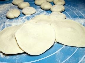 擀成中间略厚的饺子皮。