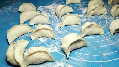 以此类推做完其余的饺子。
