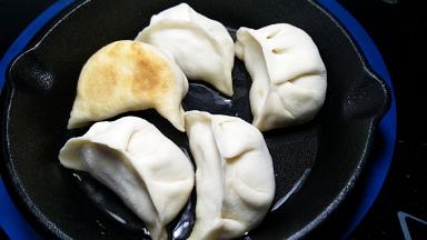 煎至底部成金黄色。