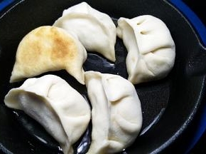 煎至底部成金黄色。