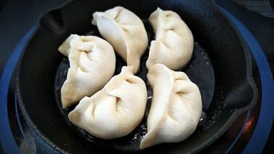 烧热煎锅，刷一层油，摆放生胚。