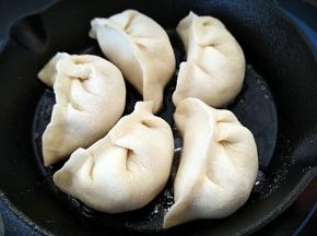 烧热煎锅，刷一层油，摆放生胚。