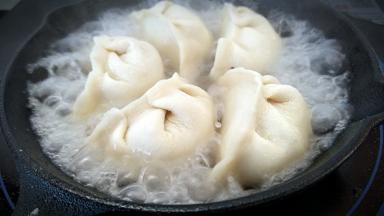 加入适量清水，盖上锅盖闷烧片刻。