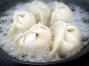 加入适量清水，盖上锅盖闷烧片刻。
