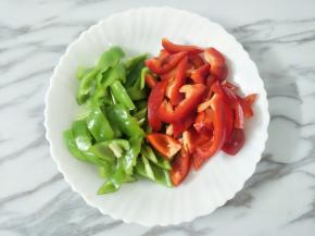 两种辣椒清洗干净切小块