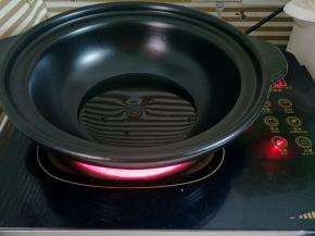 热锅倒油(我用的干烧不破的砂锅，普通砂锅不可以这样做哦，会裂开的)