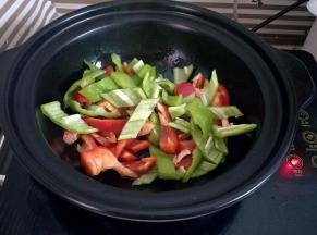 油热后倒入辣椒小炒一会儿