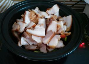 加入猪头肉翻炒(猪头肉本身就是熟的，炒至辣椒断生即可)