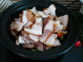 加入猪头肉翻炒(猪头肉本身就是熟的，炒至辣椒断生即可)