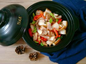 冬天直接放砂锅里还有保温功能，猪肉一盛出就容易变凉变硬了