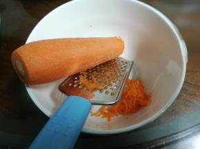 胡萝卜洗净去皮，擦成细丝。