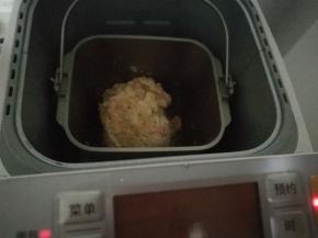 将胡萝卜丝及面团材料（除黄油和酵母）放入面包机内桶，启动面团面包程序，酵母放入酵母盒。待机器自动投入酵母时，放入黄油，然后就可以一边玩去了，时间到了机器会鸣叫。