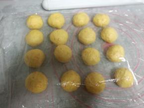 程序结束就是一发完成了，取出面团，排气切分成16个，每个约30g，揉圆盖保鲜膜松弛15分钟。