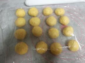 程序结束就是一发完成了，取出面团，排气切分成16个，每个约30g，揉圆盖保鲜膜松弛15分钟。