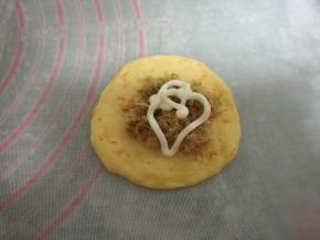 取一个面团压扁擀圆，挤上色拉酱，放上肉松，再挤一点色拉酱，然后包包子一样包起来。