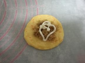 取一个面团压扁擀圆，挤上色拉酱，放上肉松，再挤一点色拉酱，然后包包子一样包起来。