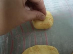 捏紧收口。