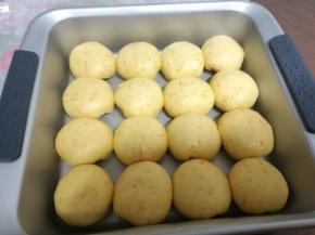 收口朝下放入20*20不沾烤盘，放入烤箱开发酵档，并放一碗热水增加湿度，发酵30-40分钟。