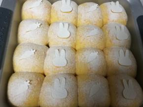 用细筛网筛上高筋面粉